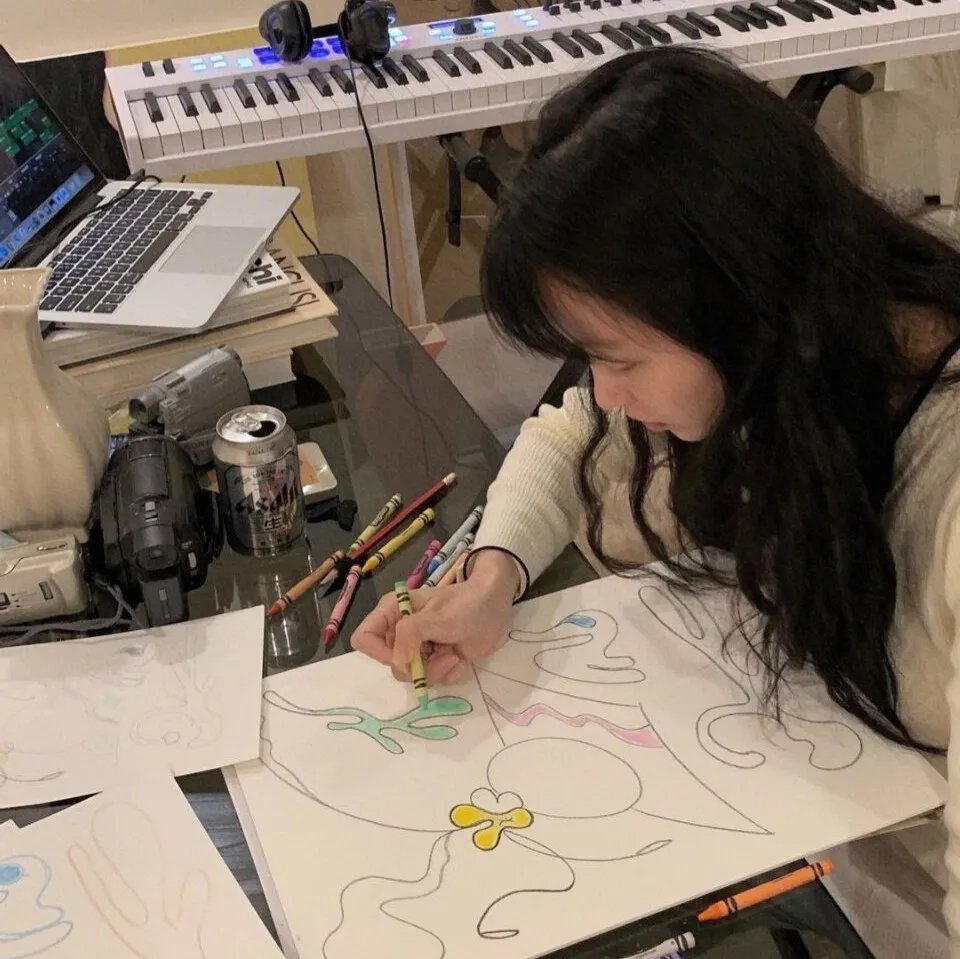 绿杨移作两家春